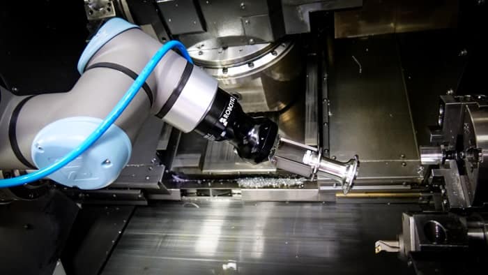 Cobot Robkub installé sur un centre d'usinage dans un objectif de lean production