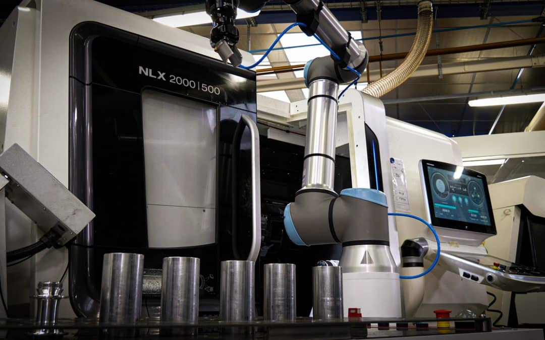 Cobot en position pour charger une pièce dans une machine d'usinage cnc